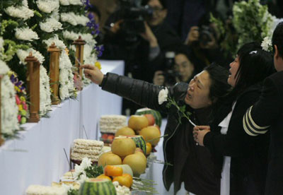 22일 오전 경기도 성남시 분당구 국군수도통합병원에서 열린 양평 군 헬기추락사고 영결식에서 유가족들이 영정 앞에서 오열하고 있다. 