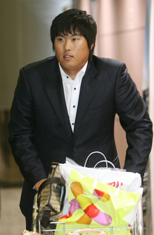타이완 타이중에서 열리는 베이징올림픽 대륙별 플레이오프에 출전하는 올림픽 야구 대표팀의 류현진이 22일 오후 타이완 타이베이 공항에 도착하고 있다. 