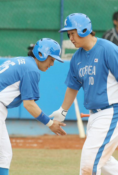 25일 오후 타이완 타이중구장에서 열린 2008 베이징올림픽 야구대표팀과 단국대의 연습경기에서 대표팀 이대호가 5회초 무사 1, 2루  상황에서 3점 홈런을 성공시킨 후 홈을 먼저 밟은 이승엽과 하이파이브하고 있다. 