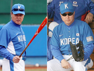  25일 오후 타이완 타이중구장에서 열린 2008 베이징올림픽 야구대표팀-단국대 연습경기에서 대표팀 김경문 감독이 배트와 글러브를 든 채 선수들의 훈련과 경기 모습을 지켜보고 있다. 