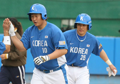 25일 오후 타이완 타이중구장에서 열린 2008 베이징올림픽 야구대표팀과 단국대의 연습경기에서 대표팀 이대호(왼쪽)가 5회초 무사 1, 2루 상황에서 3점 홈런을 날린 후 2루 주자 이승엽과 함께 홈을 밟으며 하이파이브하고 있다. 
