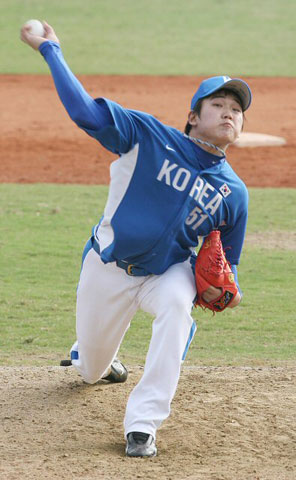  25일 오후 타이완 타이중구장에서 열린 2008 베이징올림픽 야구대표팀과 단국대의 연습경기에서 오승환 대신 대표팀에 전격 발탁된 임태훈이 6회말 등판해 역투하고 있다. 