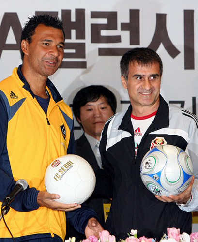 27일 오전 서울 소공동 롯데호텔에서 열린 LA갤럭시와 FC서울의 친선경기 기자회견에서 루드 굴리트 LA갤럭시 감독(왼쪽)과 세뇰 귀네슈 FC서울 감독이 사인볼을 교환하고 있다. 
