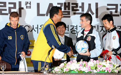  27일 오전 서울 소공동 롯데호텔에서 열린 미국 프로축구 LA갤럭시와 K리그 FC서울의 친선경기 기자회견에서 루드 굴리트 LA갤럭시 감독과 세뇰 귀네슈 FC서울 감독이 사인볼을 교환하고 있다. 