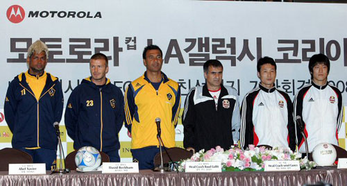 27일 오전 서울 소공동 롯데호텔에서 열린 LA갤럭시와 FC서울의 친선경기 기자회견에서 양팀 감독과 선수들이 기자회견장으로 들어오고 있다. 