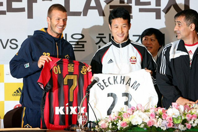 27일 오전 서울 소공동 롯데호텔에서 열린 LA갤럭시와 FC서울의 친선경기 기자회견에서 베컴과 이을용이 유니폼을 교환하고 있다. 