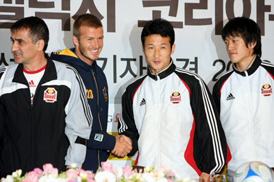 27일 오전 서울 소공동 롯데호텔에서 열린 LA갤럭시와 FC서울의 친선경기 기자회견에서 베컴과 이을용이 악수를 하고 있다. 