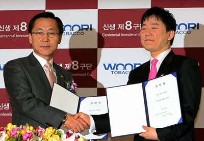 창단을 추진 중인 센테니얼 인베스트먼트 이장석 대표(오른쪽)와 메인 스폰서 우리담배㈜ 홍원기 사장이 28일 오전 서울 여의도동 63빌딩 3층 체리홀에서 스폰서 조인식을 마친뒤 악수하고 있다.
 출범을 앞둔 프로야구 제8구단은 팀 명을 '우리 히어로즈'(WOORI HEROES)로 공식 확정했다. 