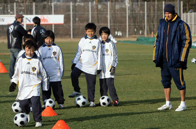 28일 서울 상암동 월드컵 보조경기장에서 열린 ‘LA갤럭시 축구클리닉’에 1일 코치로 참석한 잉글랜드 출신 세계적 축구 스타 데이비드 베컴이 유소년 축구팀을 지도하고 있다. 