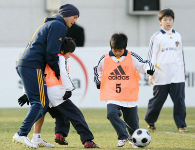 28일 서울 상암동 월드컵 보조경기장에서 열린 ‘LA갤럭시 축구클리닉’에 1일 코치로 참석한 잉글랜드 출신 세계적 축구 스타 데이비드 베컴이 유소년 축구팀과의 미니게임 중 한 어린이 선수에게 반칙을 하고 있다. 