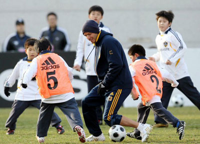 28일 서울 상암동 월드컵 보조경기장에서 열린 ‘LA갤럭시 축구클리닉’에 1일 코치로 참석한 잉글랜드 출신 세계적 축구 스타 데이비드 베컴이 유소년 축구팀과 미니게임을 하고 있다. 