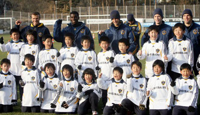 28일 서울 상암동 월드컵 보조경기장에서 열린 ‘LA갤럭시 축구클리닉’에 1일 코치로 참석한 잉글랜드 출신 세계적 축구 스타 데이비드 베컴이 유소년 축구팀과 파이팅을 외치며 기념촬영을 하고 있다. 