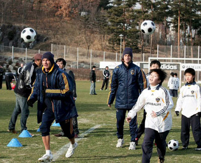 28일 서울 상암동 월드컵 보조경기장에서 열린 ‘LA갤럭시 축구클리닉’에 1일 코치로 참석한 잉글랜드 출신 세계적 축구 스타 데이비드 베컴이 유소년 선수와 함께 드리블을 하고 있다. 