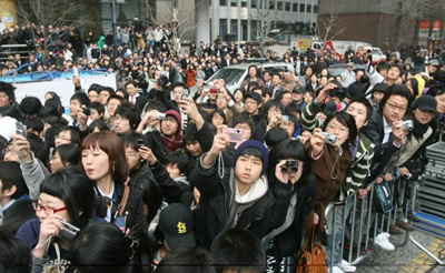 29일 서울 청계광장에서 열린 아디다스의 'We Are Strong with 베컴'행사를 찾은 많은 시민들이 데이비드 베컴을 카메라에 담기 위해 노력하고 있다. 