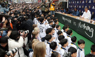 29일 서울 명동에서 열린 미국 프로축구 LA 갤럭시 팬 사인회에서 잉글랜드 출신 세계적 축구 스타 데이비드 베컴을 보기 위해 수많은 팬들로 인산인해를 이루고 있다. 주최측은 사고 예방 차원에서 일정 중 기념촬영을 취소한 뒤 행사를 마무리 했다. 