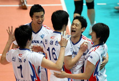  5일 인천도원체육관에서 열린 프로배구 07-08 NH농협리그 대한항공 대 삼성화재와의 경기에서 대한항공의 장광균(오른쪽 두번째)이 블로킹에 성공한 뒤 동료들과 기뻐하고 있다. 
