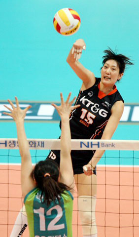 5일 인천 도원체육관에서 열린 NH농협 2007-2008 V-리그 여자부 7라운드 KT&G 대 GS 칼텍스와의 경기에서 KT&G 김세영이 GS 곽소희의 블로킹 속에 스파이크를 하고 있다. 