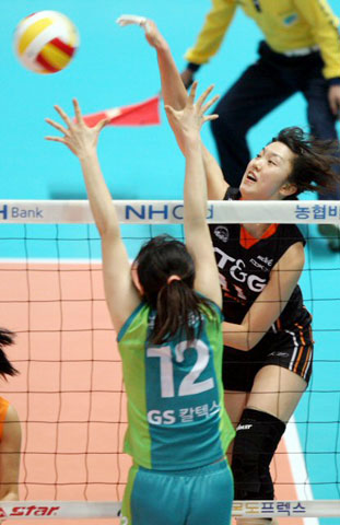 5일 인천 도원체육관에서 열린 NH농협 2007-2008 V-리그 여자부 7라운드 KT&G 대 GS 칼텍스와의 경기에서 KT&G 홍미선이 GS 곽소희의 블로킹 속에 스파이크를 하고 있다. 