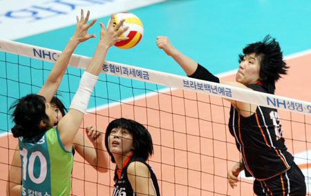 5일 인천 도원체육관에서 열린 NH농협 2007-2008 V-리그 여자부 7라운드 KT&G 대 GS 칼텍스와의 경기에서 KT&G 한은지가 GS 김소정의 블로킹 속에 밀어넣기를 하고 있다. 