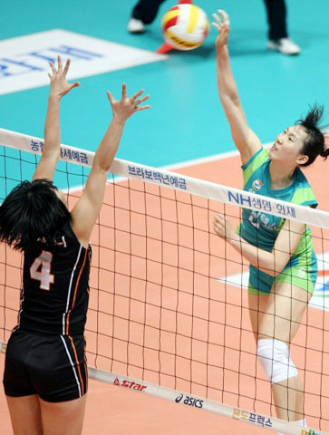 5일 인천 도원체육관에서 열린 NH농협 2007-2008 V-리그 여자부 7라운드 KT&G 대 GS 칼텍스와의 경기에서 GS 이정옥이 KT&G 김사니의 블로킹 속에 스파이크를 하고 있다. 