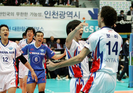  5일 인천도원체육관에서 열린 프로배구 07-08 NH농협리그 대한항공 대 삼성화재와의 경기에서 대한항공 보비가 블로킹을 성공하자 대한항공 선수들이 환호하고 있다. 