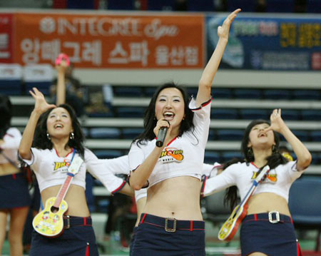 9일 울산동천체육관에서 열린 프로농구 부산 KTF 대 울산 모비스의 경기에서 모비스 치어리더가 노래를 하고 있다. 