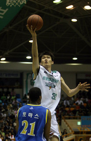 17일 원주 치악체육관에서 2007-2008 프로농구 챔피언 결정 1차전 원주 동부-서울 삼성 경기에서 동부 김주성이 슛을 하고 있다. 