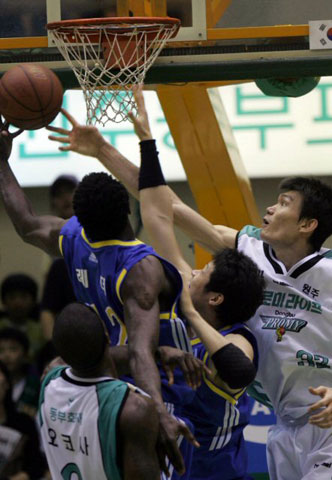 17일 원주 치악체육관에서 2007-2008 프로농구 챔피언 결정 1차전 원주 동부-서울 삼성 경기에서 삼성 외국인 선수 레더가 동부 김주성(오른쪽)의 수비를 앞에 두고 슛을 시도하고 있다. 