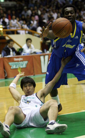 17일 원주 치악체육관에서 2007-2008 프로농구 챔피언 결정 1차전 원주 동부-서울 삼성 경기에서 삼성 외국인 선수 레더와 동부 강대협(왼쪽)이 치열한 볼다툼을 벌이고 있다. 