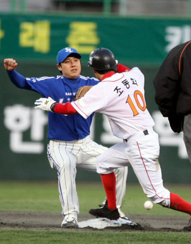 17일 인천 문학구장에서 열린 프로야구 삼성 대 SK 경기에서 조동화가 1회 1사 1루에서 포수가 던진 공이 빠진 틈을 타 2루 도루를 성공하고 있다. 