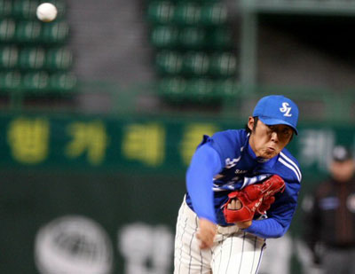 17일 인천 문학구장에서 열린 프로야구 삼성 대 SK 경기에서 삼성 선발 배영수가 역투하고 있다. 
 