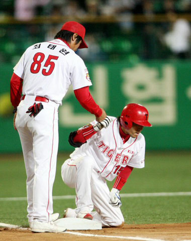 18일 광주 무등경기장에서 열린 KIA타이거즈와 한화 이글스의 경기에서 KIA 1번타자 이용규가 6회말 1사때 3루타를 치고 코치와 하이파이브를 하고 있다. 