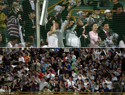 18일 목동야구장에서 열린 프로야구 우리와 롯데의 경기 초반부터 롯데가 홈런 두 개등을 앞세워 5-0으로 앞서 나가자 팬들이 특유의 신문지 응원을 선보이고 있다. 
