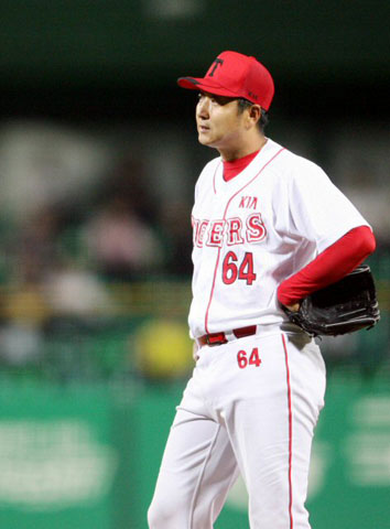 KIA타이거즈에 입단한 뒤 첫 출격한 투수 정민태가 18일 광주 무등경기장에서 열린 한화 이글스와의 홈경기에 4회초 한화 5번 지명타자 김태완에게 만루홈런을 맞고 허탈한 표정을 짓고 있다. 