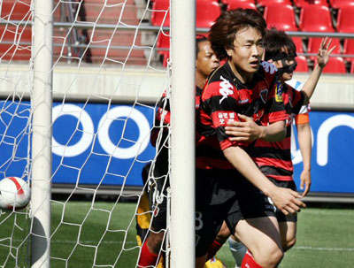 19일 포항스틸야드에서 열린 프로축구 K-리그 포항스틸러스-대구FC전에서 포항 남궁도(18번)가 선취골을 성공시킨 뒤 골세레머니를 펼치고 있다. 
