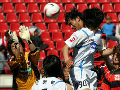 19일 포항스틸야드에서 열린 프로축구 K-리그 포항스틸러스-대구FC전에서 포항 황재원이 머리로 골을 성공시키고 있다. 