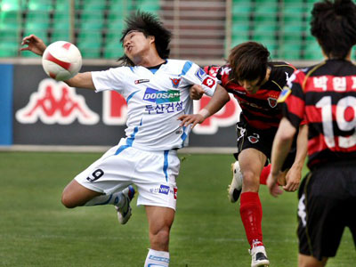 19일 포항스틸야드에서 열린 프로축구 K-리그 포항스틸러스-대구FC전에서 대구 장남석(9번), 포항 황진성(8번)이 몸싸움을 벌이며 공을 다투고 있다. 