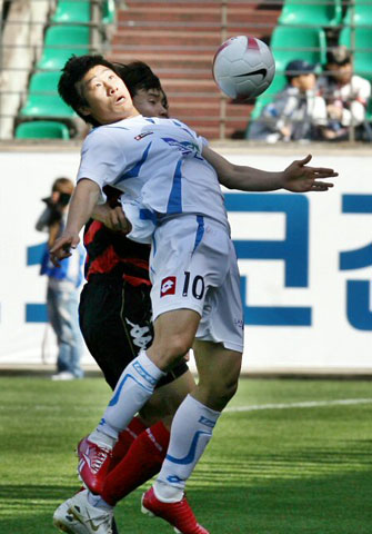 19일 포항스틸야드에서 열린 프로축구 K-리그 포항스틸러스-대구FC전에서 대구 이근호(10번)이 포항 수비스의 마크를 받으며 가슴으로 공을 다루고 있다. 