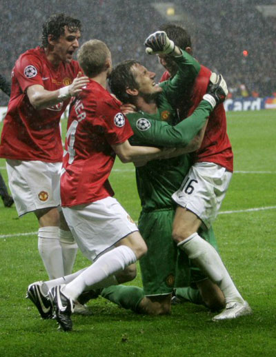21일(현지시간) 러시아 모스크바 루즈니키 스타디움에서 열린 유럽축구연맹(UEFA) 챔피언스리그 결승전 맨체스터 유나이티드(이하 맨유)-첼시 경기에서 맨유 에드윈 판데르사르 골키퍼가 승부차기에서 첼시 니콜라스 아넬카의 슛을 막아내고 우승을 확정 지은 후 팀 동료들과 함께 환호하고 있다.
<table width="250" border="0" align="right" cellpadding="2" cellspacing="1" bgcolor=D0D0D0 hspace="10"><tr bgcolor=ffffff><td><img src="http://news.kbs.co.kr/image/title_relation.gif" align="absmiddle"><font style="font-size:9pt" class="news_politics"><b> 관련 포토뉴스</b></FONT></td></tr><tr bgcolor=ffffff> <td class="link2" > <a href="http://sports.kbs.co.kr/article/soccer/200805/20080522/1564969.html"><font color=1881C3><b>  - 맨유, 9년 만에 ‘챔스 우승! 외쳤다’</b></font></a></td></tr></table> 