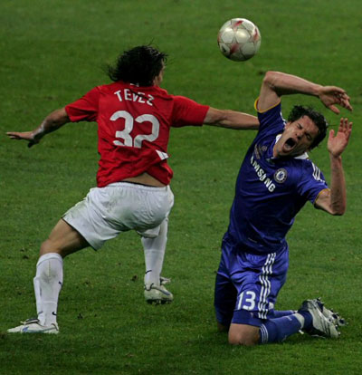 21일(현지시간) 러시아 모스크바 루즈니키 스타디움에서 열린 유럽축구연맹(UEFA) 챔피언스리그 결승전 맨체스터 유나이티드(이하 맨유)-첼시 경기에서 첼시 미하엘 발라크(오른쪽)가 맨유 카를로스 테베즈와 볼다툼을 벌이던 중 고통스런 표정을 지으며 넘어지고 있다. 
