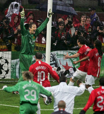 21일(현지시간) 러시아 모스크바 루즈니키 스타디움에서 열린 유럽축구연맹(UEFA) 챔피언스리그 결승전 맨체스터 유나이티드(이하 맨유)-첼시 경기에서 맨유 에드윈 판데르사르 골키퍼가 승부차기에서 첼시 니콜라스 아넬카의 슛을 막아내고 우승을 확정 지은 후 팀 동료들과 함께 환호하고 있다. 
