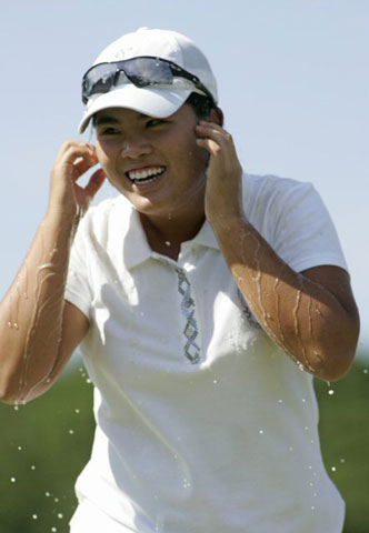  29일(현지시간) 미국 미네소타주 에디나 인터라켄골프장에서 열린 미국여자프로골프(LPGA) 투어 메이저 대회 제63회 US여자오픈에서 우승을 차지한 박인비가 오지영, 김인경 등 한국 선수들이 축하해준 ‘맥주 세리머니’에 흠뻑 젖은 가운데 환하게 웃고 있다. 