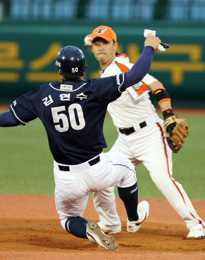 1일 대전구장에서 열린 2008 프로야구 한화 이글스와 두산 베어스 경기 4회초 1사 1루 두산 김동주 2루수 앞 병살타때 1루주자 김현수가 2루에서 포스아웃되고 있다. 한화 유격수는 김민재. 