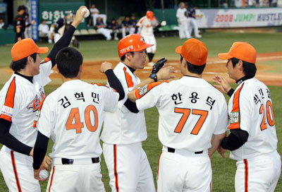 1일 대전구장에서 열린 2008 프로야구 한화 이글스와 두산 베어스 경기 4회말 무사 2루 한화 김태완이 중월 2점홈런을 때린뒤 홈을 밟고 동료들의 축하를 받고 있다. 