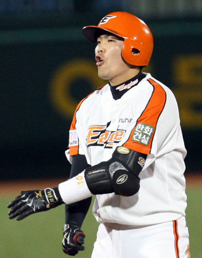 1일 대전구장에서 열린 2008 프로야구 한화 이글스와 두산 베어스 경기 8회말 2사 1,2루 한화 김태완이 결승 2타점 적시타를 때린뒤 2루에서 세이프되고 있다. 