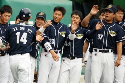 1일 대전구장에서 벌어진 2008 프로야구 한화 이글스와 두산 베어스 경기 1회초 1사 주자없는 상황에서 두산 고영민이 좌중간 담장을 넘기는 1점홈런을 때린뒤 홈을 밟고 동료들의 축하를 받고 있다. 