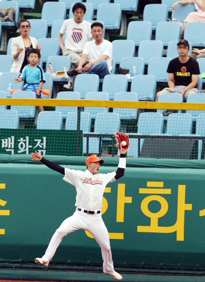 1일 대전구장에서 열린 2008 프로야구 한화 이글스와 두산 베어스 경기 2회초 2사 두산 정원석의 플라이볼을 한화 우익수 송광민이 잡아내고 있다. 
