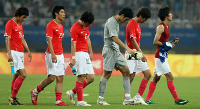 13일 상하이 스타디움에서 열린 베이징올림픽 축구 예선 온두라스전에서 1-0으로 승리하고도 8강진출에 실패한 선수들이 아쉬워하고 있다. 