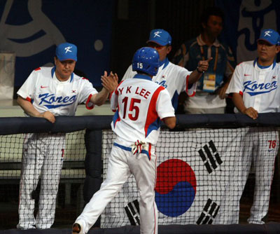 13일 베이징 우커송 야구장에서 열린 야구 예선 한국대 미국 경기에서 3회말 2사 이승엽 타석에서 투수 실투로 이용규가 홈을 밟은 뒤 김경문 감독과 하이파이브를 하고 있다. 