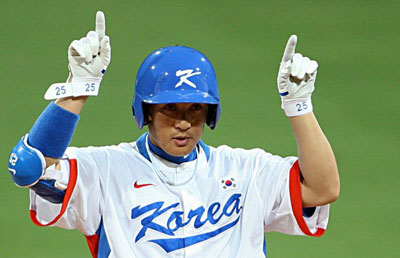 13일 오후 베이징 우커송야구장에서 열린 올림픽 야구 한국과 미국의 경기에서 5회말 1사 1,2루때 이승엽이 적시 2루타를 친 후 2루에서 익살스런 포즈를 취하고 있다. 